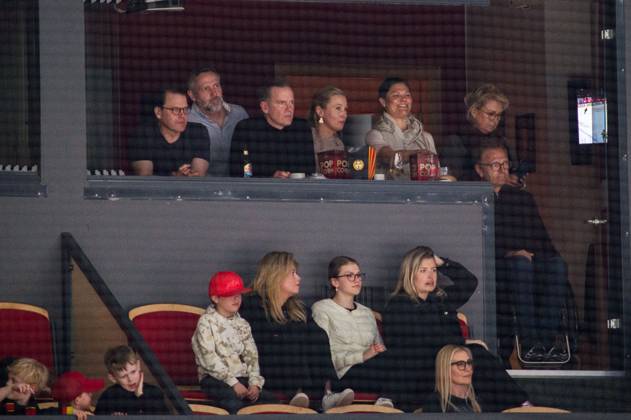 250419 Prins Daniel, Kronprinsessan Victoria, Prins Oscar och Prinsessan Estelle pa läktaren under final ett i SHL mellan Brynäs och Lulea den 19 april 2025 i Gävle. Copyright: JENSxCARLSSON BB250419JC039