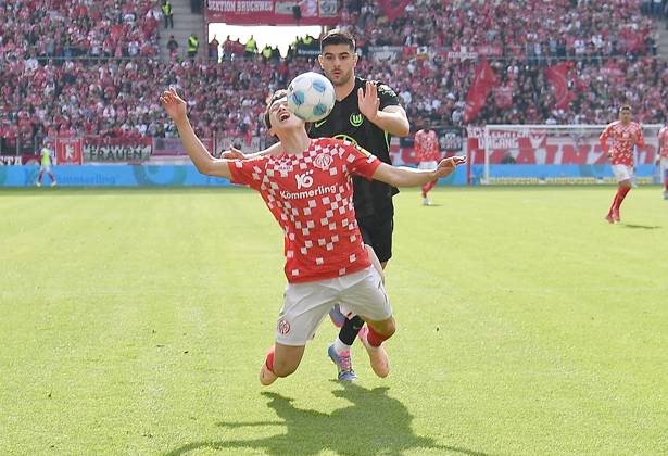 19.04.2025, xhbx, Fussball 1.Bundesliga, FSV Mainz 05 - VfL Wolfsburg v.l. Jae-sung Lee (FSV Mainz 05), Konstantinos Koulierakis (VfL Wolfsburg) (DFL DFB REGULATIONS PROHIBIT ANY USE OF PHOTOGRAPHS as IMAGE SEQUENCES and or QUASI-VIDEO) Mainz