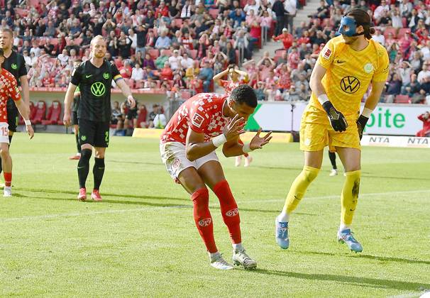 19.04.2025, xhbx, Fussball 1.Bundesliga, FSV Mainz 05 - VfL Wolfsburg v.l. Moritz Jenz (FSV Mainz 05) enttaeuscht, enttaeuscht schauend, dissapointed (DFL DFB REGULATIONS PROHIBIT ANY USE OF PHOTOGRAPHS as IMAGE SEQUENCES and or QUASI-VIDEO) Mainz