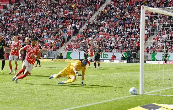 19.04.2025, xhbx, Fussball 1.Bundesliga, FSV Mainz 05 - VfL Wolfsburg v.l. Moritz Jenz (FSV Mainz 05), Kamil Grabara (VfL Wolfsburg) (DFL DFB REGULATIONS PROHIBIT ANY USE OF PHOTOGRAPHS as IMAGE SEQUENCES and or QUASI-VIDEO) Mainz