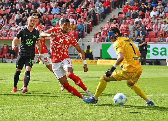 19.04.2025, xhbx, Fussball 1.Bundesliga, FSV Mainz 05 - VfL Wolfsburg v.l. Moritz Jenz (FSV Mainz 05), Kamil Grabara (VfL Wolfsburg) (DFL DFB REGULATIONS PROHIBIT ANY USE OF PHOTOGRAPHS as IMAGE SEQUENCES and or QUASI-VIDEO) Mainz