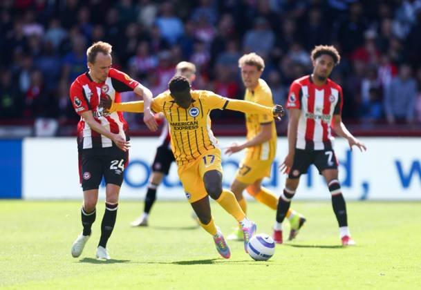 Brentford v Brighton and Hove Albionl, English Premier League, The Gtech Community Stadim, Football, London, UK - 19 Apr 2025 Yankuba Minteh of Brighton and Hove Albion holds off Mikkel Damsgaard of Brentford London The Gtech Community Stadium London GBR, UK NEWSPAPERS OUT Copyright: xMarkxGreenwoodx