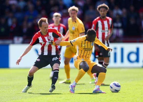 Brentford v Brighton and Hove Albionl, English Premier League, The Gtech Community Stadim, Football, London, UK - 19 Apr 2025 Yankuba Minteh of Brighton and Hove Albion holds off Mikkel Damsgaard of Brentford London The Gtech Community Stadium London GBR, UK NEWSPAPERS OUT Copyright: xMarkxGreenwoodx