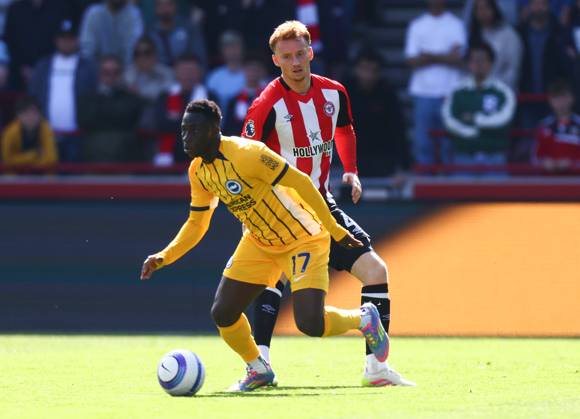 Brentford v Brighton and Hove Albionl, English Premier League, The Gtech Community Stadim, Football, London, UK - 19 Apr 2025 Yankuba Minteh of Brighton and Hove Albion in action during during the Premier League away game at Brentford London The Gtech Community Stadium London GBR, UK NEWSPAPERS OUT Copyright: xMarkxGreenwoodx