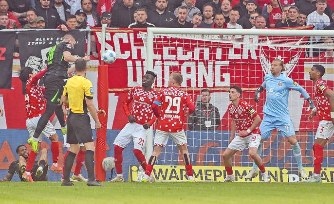 19.04.2025, xhbx, Fussball 1.Bundesliga, FSV Mainz 05 - VfL Wolfsburg v.l. Goal scored, Tor zum 2:2 durch Denis Vavro (VfL Wolfsburg) (DFL DFB REGULATIONS PROHIBIT ANY USE OF PHOTOGRAPHS as IMAGE SEQUENCES and or QUASI-VIDEO) Mainz