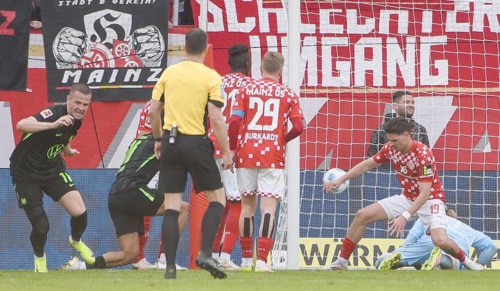 19.04.2025, xhbx, Fussball 1.Bundesliga, FSV Mainz 05 - VfL Wolfsburg v.l. Goal scored, Tor zum 2:2 durch Denis Vavro (VfL Wolfsburg) (DFL DFB REGULATIONS PROHIBIT ANY USE OF PHOTOGRAPHS as IMAGE SEQUENCES and or QUASI-VIDEO) Mainz