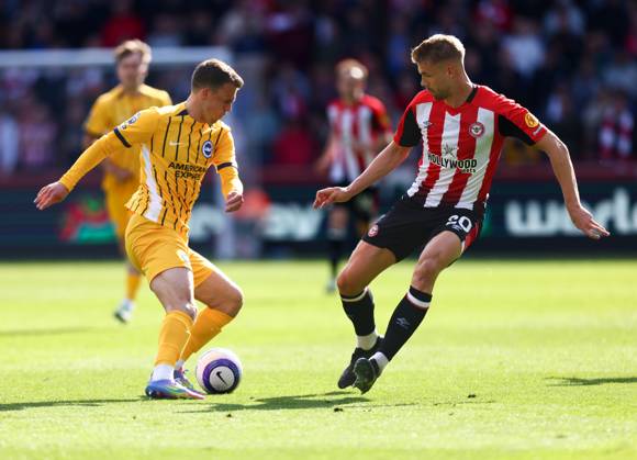 Brentford v Brighton and Hove Albionl, English Premier League, The Gtech Community Stadim, Football, London, UK - 19 Apr 2025 Solly March of Brighton and Hove Albion turns Kristofer Ajer of Brentford London The Gtech Community Stadium London GBR, UK NEWSPAPERS OUT Copyright: xMarkxGreenwoodx