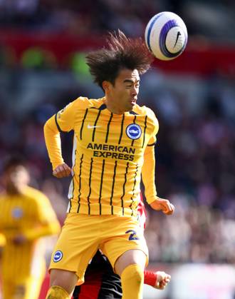 Brentford v Brighton and Hove Albionl, English Premier League, The Gtech Community Stadim, Football, London, UK - 19 Apr 2025 Kaoru Mitoma of Brighton and Hove Albion wins a header in the Premier League away game at Brentford London The Gtech Community Stadium London GBR, UK NEWSPAPERS OUT Copyright: xMarkxGreenwoodx