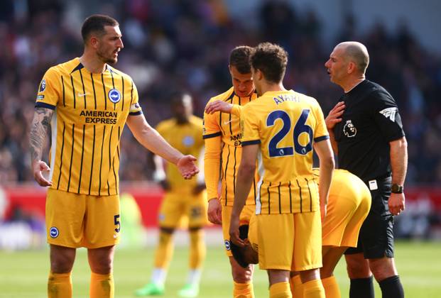 Brentford v Brighton and Hove Albionl, English Premier League, The Gtech Community Stadim, Football, London, UK - 19 Apr 2025 Lewis Dunk of Brighton and Hove Albion in discussion with Referee Tim Robinson following a decision London The Gtech Community Stadium London GBR, UK NEWSPAPERS OUT Copyright: xMarkxGreenwoodx