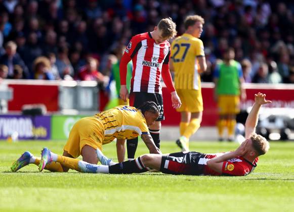 Brentford v Brighton and Hove Albionl, English Premier League, The Gtech Community Stadim, Football, London, UK - 19 Apr 2025 Nathan Collins of Brentford hold his face following a clash with Joao Pedro of Brighton and Hove Albion London The Gtech Community Stadium London GBR, UK NEWSPAPERS OUT Copyright: xMarkxGreenwoodx