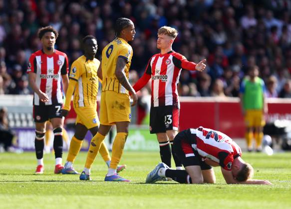 Brentford v Brighton and Hove Albionl, English Premier League, The Gtech Community Stadim, Football, London, UK - 19 Apr 2025 Keane Lewis-Potter of Brentford confronts Joao Pedro of Brighton and Hove Albion following a challenge on Nathan Collins London The Gtech Community Stadium London GBR, UK NEWSPAPERS OUT Copyright: xMarkxGreenwoodx