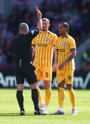 Brentford v Brighton and Hove Albionl, English Premier League, The Gtech Community Stadim, Football, London, UK - 19 Apr 2025 Referee Tim Robinson shows a red card to Joao Pedro of Brighton and Hove Albion following a clash with Nathan Collins of Brentford London The Gtech Community Stadium London GBR, UK NEWSPAPERS OUT Copyright: xMarkxGreenwoodx