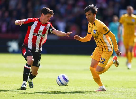 Brentford v Brighton and Hove Albionl, English Premier League, The Gtech Community Stadim, Football, London, UK - 19 Apr 2025 Christian Norgaard of Brentford and Kaoru Mitoma of Brighton and Hove Albion challenge for the ball London The Gtech Community Stadium London GBR, UK NEWSPAPERS OUT Copyright: xMarkxGreenwoodx