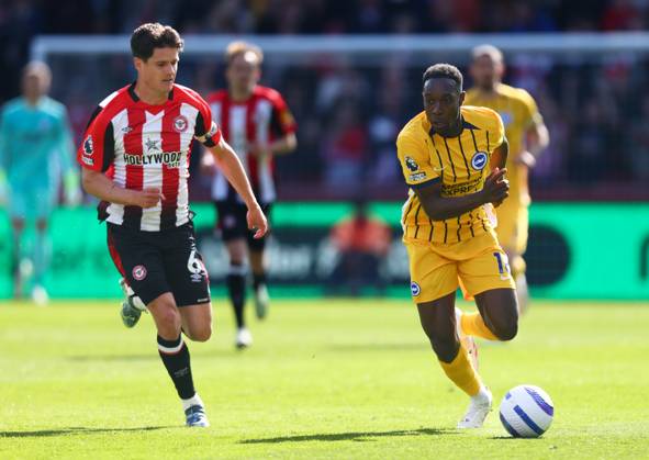 Brentford v Brighton and Hove Albionl, English Premier League, The Gtech Community Stadim, Football, London, UK - 19 Apr 2025 Danny Welbeck of Brighton and Hove Albion is pressured by Christian Norgaard of Brentford London The Gtech Community Stadium London GBR, UK NEWSPAPERS OUT Copyright: xMarkxGreenwoodx