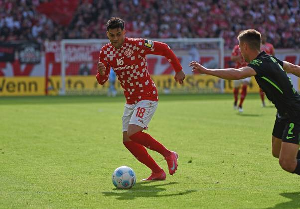 19.04.2025, xhbx, Fussball 1.Bundesliga, FSV Mainz 05 - VfL Wolfsburg v.l. Nadiem Amiri (FSV Mainz 05), Kilian Fischer (VfL Wolfsburg) (DFL DFB REGULATIONS PROHIBIT ANY USE OF PHOTOGRAPHS as IMAGE SEQUENCES and or QUASI-VIDEO) Mainz