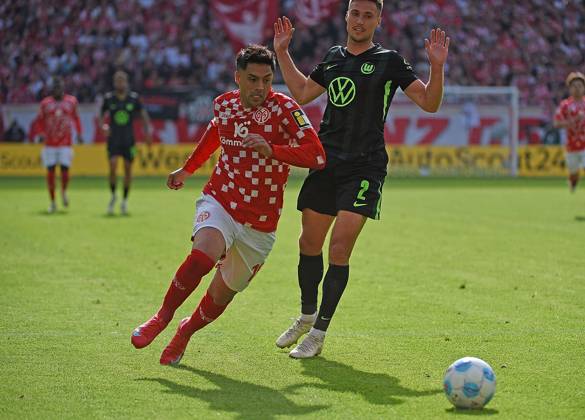 19.04.2025, xhbx, Fussball 1.Bundesliga, FSV Mainz 05 - VfL Wolfsburg v.l. Nadiem Amiri (FSV Mainz 05), Kilian Fischer (VfL Wolfsburg) (DFL DFB REGULATIONS PROHIBIT ANY USE OF PHOTOGRAPHS as IMAGE SEQUENCES and or QUASI-VIDEO) Mainz
