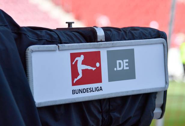 19.04.2025, xhbx, Fussball 1.Bundesliga, FSV Mainz 05 - VfL Wolfsburg v.l. TV Kamera, Bundesliga Logo, DFL (DFL DFB REGULATIONS PROHIBIT ANY USE OF PHOTOGRAPHS as IMAGE SEQUENCES and or QUASI-VIDEO) Mainz