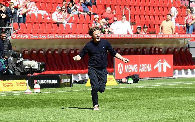 19.04.2025, xhbx, Fussball 1.Bundesliga, FSV Mainz 05 - VfL Wolfsburg v.l. Trainer Bo Henriksen (FSV Mainz 05) vor dem Spiel bei den Fans (DFL DFB REGULATIONS PROHIBIT ANY USE OF PHOTOGRAPHS as IMAGE SEQUENCES and or QUASI-VIDEO) Mainz