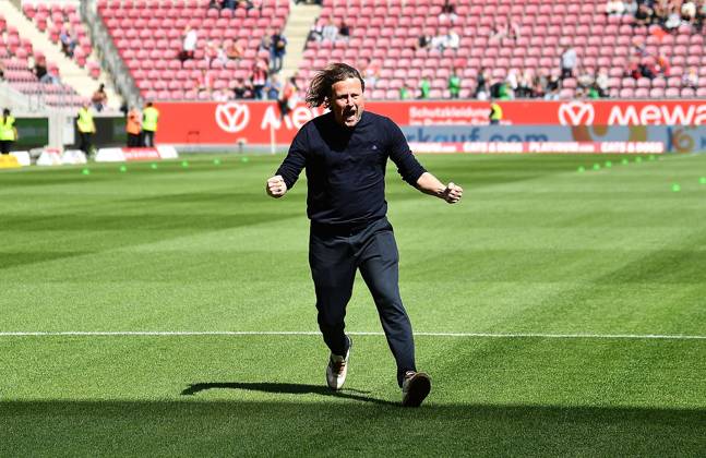 19.04.2025, xhbx, Fussball 1.Bundesliga, FSV Mainz 05 - VfL Wolfsburg v.l. Trainer Bo Henriksen (FSV Mainz 05) vor dem Spiel bei den Fans (DFL DFB REGULATIONS PROHIBIT ANY USE OF PHOTOGRAPHS as IMAGE SEQUENCES and or QUASI-VIDEO) Mainz
