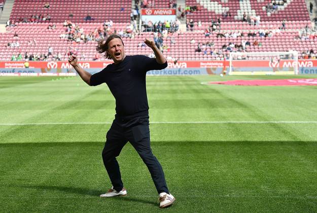 19.04.2025, xhbx, Fussball 1.Bundesliga, FSV Mainz 05 - VfL Wolfsburg v.l. Trainer Bo Henriksen (FSV Mainz 05) vor dem Spiel bei den Fans (DFL DFB REGULATIONS PROHIBIT ANY USE OF PHOTOGRAPHS as IMAGE SEQUENCES and or QUASI-VIDEO) Mainz