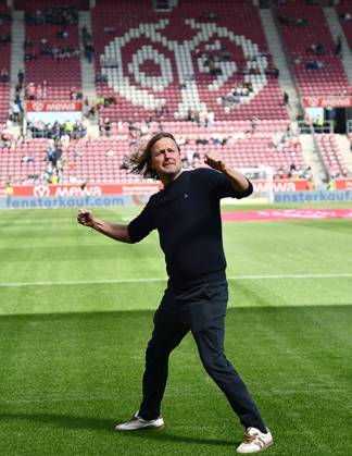 19.04.2025, xhbx, Fussball 1.Bundesliga, FSV Mainz 05 - VfL Wolfsburg v.l. Trainer Bo Henriksen (FSV Mainz 05) vor dem Spiel bei den Fans (DFL DFB REGULATIONS PROHIBIT ANY USE OF PHOTOGRAPHS as IMAGE SEQUENCES and or QUASI-VIDEO) Mainz