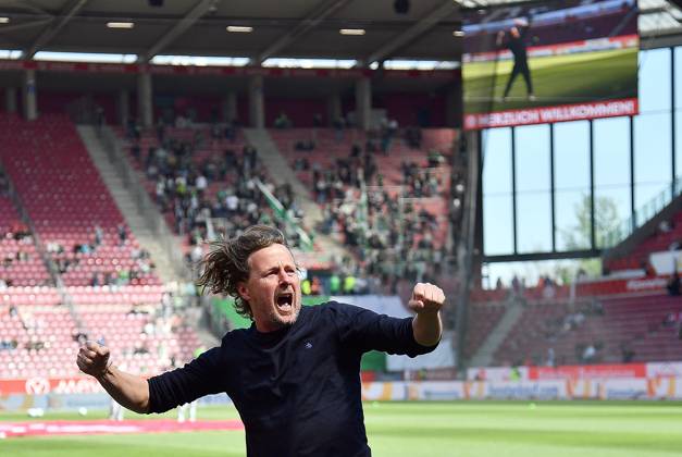 19.04.2025, xhbx, Fussball 1.Bundesliga, FSV Mainz 05 - VfL Wolfsburg v.l. Trainer Bo Henriksen (FSV Mainz 05) vor dem Spiel bei den Fans (DFL DFB REGULATIONS PROHIBIT ANY USE OF PHOTOGRAPHS as IMAGE SEQUENCES and or QUASI-VIDEO) Mainz