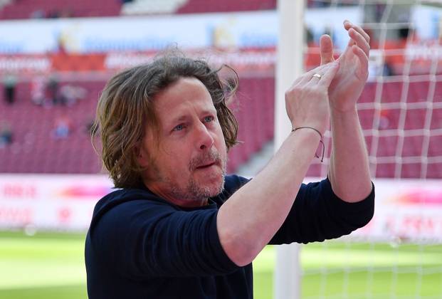 19.04.2025, xhbx, Fussball 1.Bundesliga, FSV Mainz 05 - VfL Wolfsburg v.l. Trainer Bo Henriksen (FSV Mainz 05) vor dem Spiel bei den Fans (DFL DFB REGULATIONS PROHIBIT ANY USE OF PHOTOGRAPHS as IMAGE SEQUENCES and or QUASI-VIDEO) Mainz