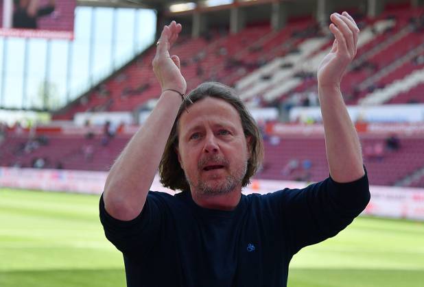 19.04.2025, xhbx, Fussball 1.Bundesliga, FSV Mainz 05 - VfL Wolfsburg v.l. Trainer Bo Henriksen (FSV Mainz 05) vor dem Spiel bei den Fans (DFL DFB REGULATIONS PROHIBIT ANY USE OF PHOTOGRAPHS as IMAGE SEQUENCES and or QUASI-VIDEO) Mainz