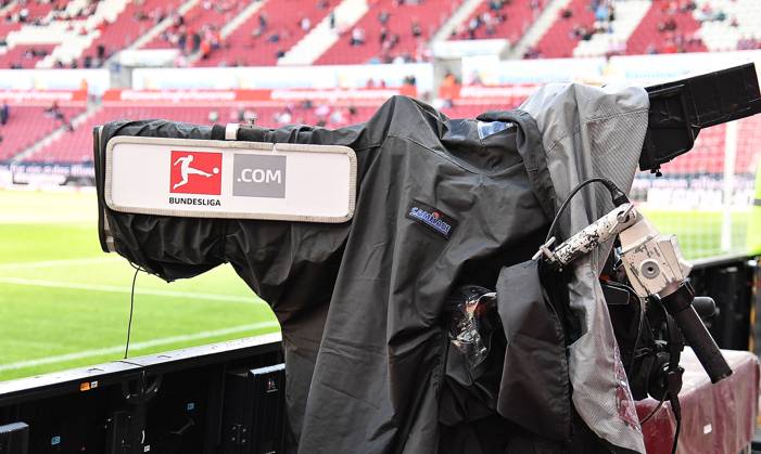 19.04.2025, xhbx, Fussball 1.Bundesliga, FSV Mainz 05 - VfL Wolfsburg v.l. TV Kamera, Bundesliga Logo, DFL, TV Übertragungsrechte (DFL DFB REGULATIONS PROHIBIT ANY USE OF PHOTOGRAPHS as IMAGE SEQUENCES and or QUASI-VIDEO) Mainz