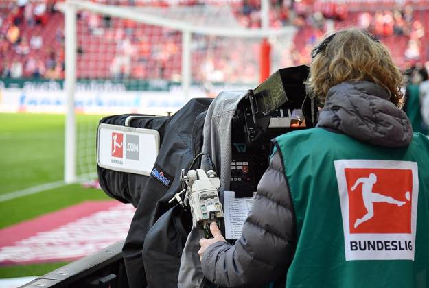 19.04.2025, xhbx, Fussball 1.Bundesliga, FSV Mainz 05 - VfL Wolfsburg v.l. TV Kamera, Bundesliga Logo, DFL, TV Übertragungsrechte (DFL DFB REGULATIONS PROHIBIT ANY USE OF PHOTOGRAPHS as IMAGE SEQUENCES and or QUASI-VIDEO) Mainz