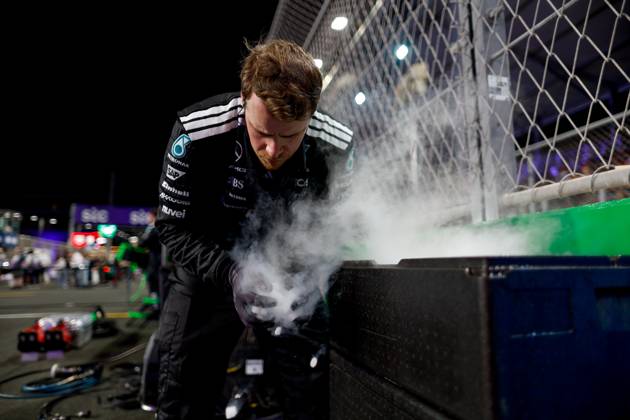 F1 - SAUDI ARABIAN GRAND PRIX 2025 Mercedes AMG F1 Team mechanic during the Formula 1 STC Saudi Arabian Grand Prix 2025, 5th round of the 2025 FIA Formula One World Championship, WM, Weltmeisterschaft from April 18 to 20, 2025 on the Jeddah Corniche Circuit, in Jeddah, Saudi Arabia - JeddahSaudi Arabia Copyright: xDPPIx