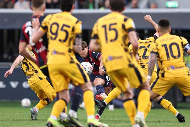 Bilder des Jahres 2025, Sport 04 April Nicolo Barella (Inter)Benja Dominguez (Bologna)Henrikh Mkhitaryan (Inter) ;during the Italian Serie A match between Bologna 1- 0 Inter at Renato Dall Ara Stadium on April 20, 2025 in Bologna, Italy. Noxthirdxpartyxsales  (288237556)
