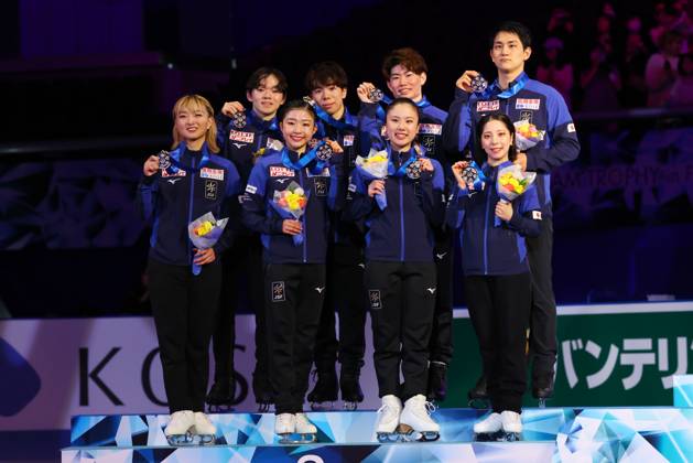 Japan team group, Mannschaftsbild, Totale APRIL 19, 2025 - Figure skating, Eiskunstlauf : ISU World Team Trophy in Figure Skating 2025 Award ceremony at Tokyo Metropolitan Gymnasium in Tokyo, Japan. (288093284)