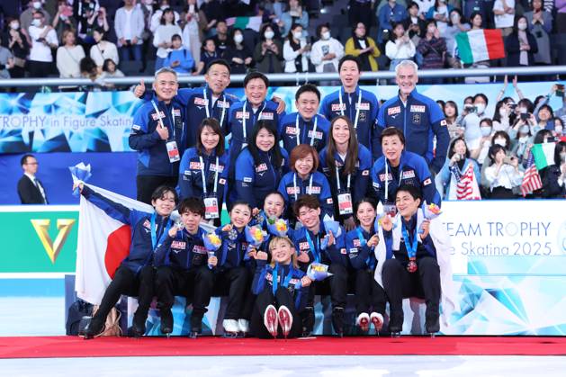 Japan team group, Mannschaftsbild, Totale APRIL 19, 2025 - Figure skating, Eiskunstlauf : ISU World Team Trophy in Figure Skating 2025 Award ceremony at Tokyo Metropolitan Gymnasium in Tokyo, Japan. (288093289)