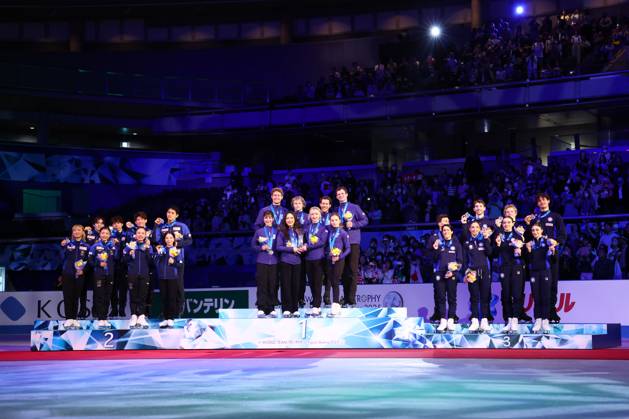 (L-R) Japan team group, Mannschaftsbild, Totale United States team group (USA), Italy team group (ITA), APRIL 19, 2025 - Figure skating, Eiskunstlauf : ISU World Team Trophy in Figure Skating 2025 Award ceremony at Tokyo Metropolitan Gymnasium in Tokyo, Japan.  (288094302)