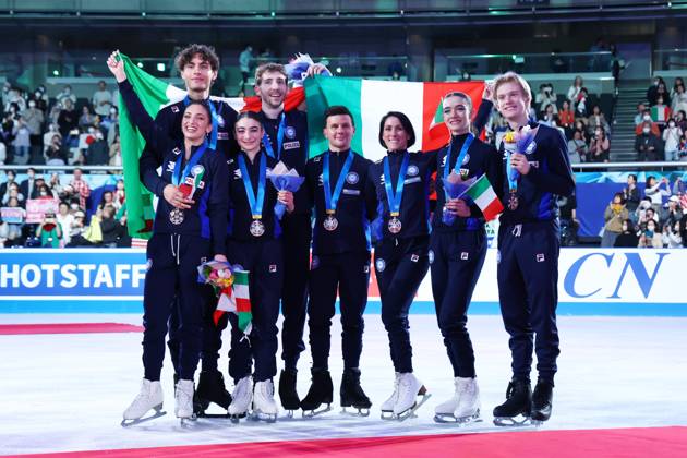Italy team group, Mannschaftsbild, Totale (ITA), APRIL 19, 2025 - Figure skating, Eiskunstlauf : ISU World Team Trophy in Figure Skating 2025 Award ceremony at Tokyo Metropolitan Gymnasium in Tokyo, Japan. (288094330)