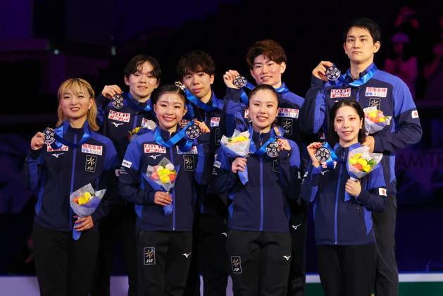 Japan team group, Mannschaftsbild, Totale APRIL 19, 2025 - Figure skating, Eiskunstlauf : ISU World Team Trophy in Figure Skating 2025 Award ceremony at Tokyo Metropolitan Gymnasium in Tokyo, Japan. (288112966)