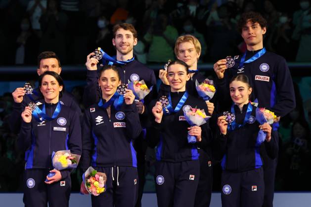 Italy team group, Mannschaftsbild, Totale (ITA), APRIL 19, 2025 - Figure skating, Eiskunstlauf : ISU World Team Trophy in Figure Skating 2025 Award ceremony at Tokyo Metropolitan Gymnasium in Tokyo, Japan. (288112967)
