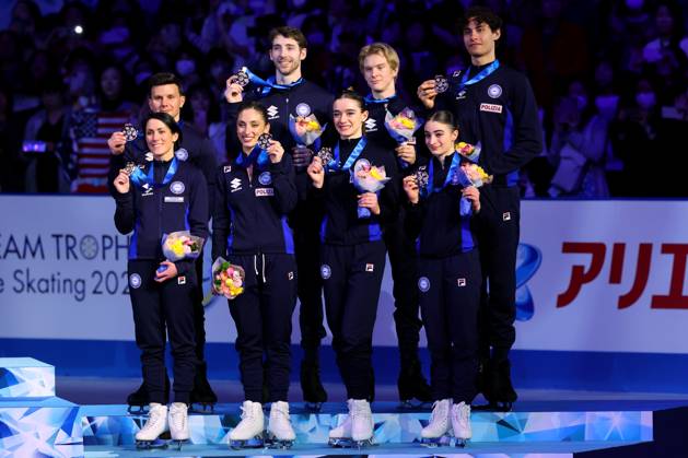 Italy team group, Mannschaftsbild, Totale (ITA), APRIL 19, 2025 - Figure skating, Eiskunstlauf : ISU World Team Trophy in Figure Skating 2025 Award Ceremony at Tokyo Metropolitan Gymnasium in Tokyo, Japan.  (288113817)