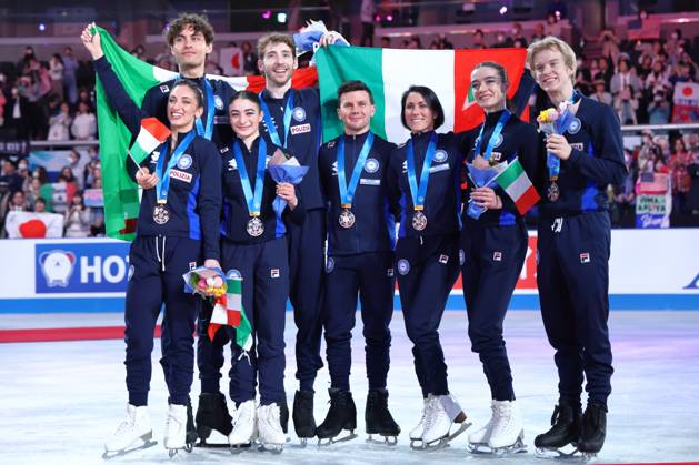 Italy team group, Mannschaftsbild, Totale (ITA), APRIL 19, 2025 - Figure skating, Eiskunstlauf : ISU World Team Trophy in Figure Skating 2025 Award Ceremony at Tokyo Metropolitan Gymnasium in Tokyo, Japan. (288113823)