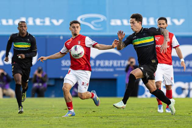January 30, 2023, Cascais, Portugal: Ismael Gharbi of SC Braga and Vinicius Zanocelo of Estoril Praia SAD seen in action during the Liga Portugal Betclic match between Estoril Praia SAD and SC Braga at Estadio Antonio Coimbra da Mota. Cascais Portugal - ZUMAs197 20230130_aaa_s197_111 Copyright: xDavidxMartinsx