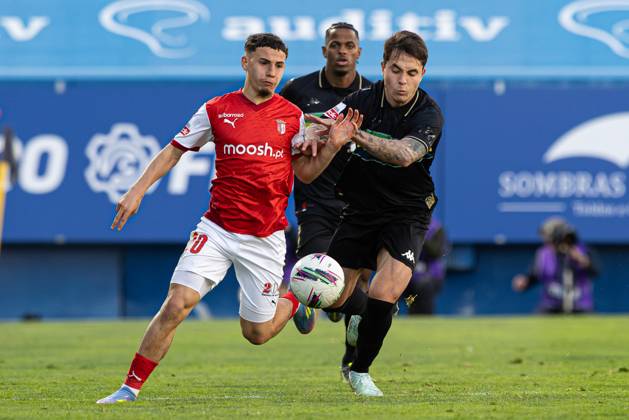 January 30, 2023, Cascais, Portugal: Ismael Gharbi of SC Braga and Vinicius Zanocelo of Estoril Praia SAD seen in action during the Liga Portugal Betclic match between Estoril Praia SAD and SC Braga at Estadio Antonio Coimbra da Mota. Cascais Portugal - ZUMAs197 20230130_aaa_s197_130 Copyright: xDavidxMartinsx