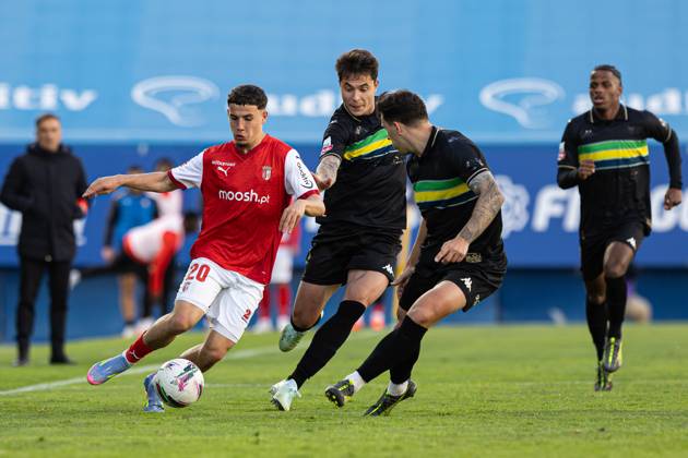January 30, 2023, Cascais, Portugal: Ismael Gharbi of SC Braga and Vinicius Zanocelo of Estoril Praia SAD seen in action during the Liga Portugal Betclic match between Estoril Praia SAD and SC Braga at Estadio Antonio Coimbra da Mota. Cascais Portugal - ZUMAs197 20230130_aaa_s197_138 Copyright: xDavidxMartinsx