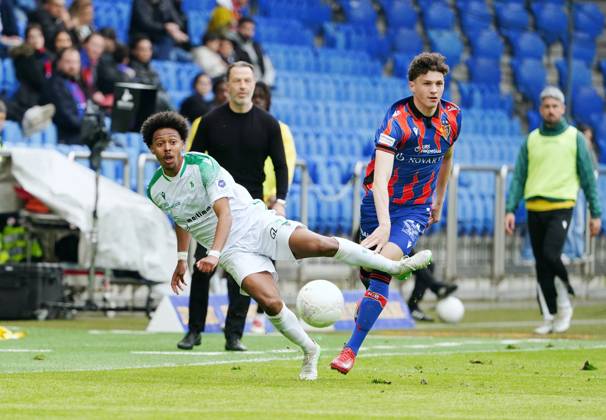 21.04.2025 St.Jakob-Park Basel. Fussball Herren Superleague Saison 2024 2025 FC Basel - Yverdon FC 5:0 . Bild : Marley Ake (Yverdon Sport FC) gegen Martin Soticek (FC Basel) (r.) Aktion Zweikampf