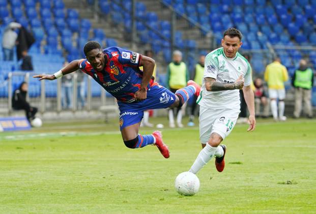 21.04.2025 St.Jakob-Park Basel. Fussball Herren Superleague Saison 2024 2025 FC Basel - Yverdon FC 5:0 . Bild Philip Otele (FC Basel) gegen Cristian Nunez (Yverdon Sport FC (r.) Aktion Zweikampf