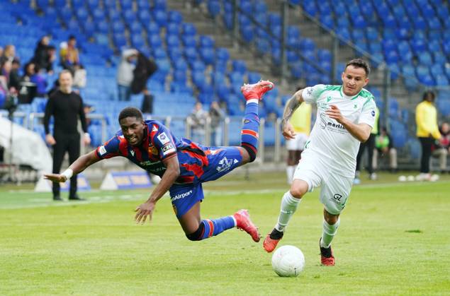 21.04.2025 St.Jakob-Park Basel. Fussball Herren Superleague Saison 2024 2025 FC Basel - Yverdon FC 5:0 . Bild Philip Otele (FC Basel) gegen Cristian Nunez (Yverdon Sport FC (r.) Aktion Zweikampf