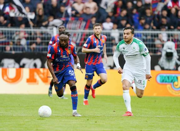 21.04.2025 St.Jakob-Park Basel. Fussball Herren Superleague Saison 2024 2025 FC Basel - Yverdon FC 5:0 . Bild : Benie Traore (FC Basel) gegen Boris Cespedes (Yverdon Sport FC) (r.) Zweikampf Aktion