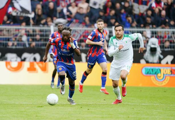 21.04.2025 St.Jakob-Park Basel. Fussball Herren Superleague Saison 2024 2025 FC Basel - Yverdon FC 5:0 . Bild : Benie Traore (FC Basel) gegen Boris Cespedes (Yverdon Sport FC) Zweikampf Aktion