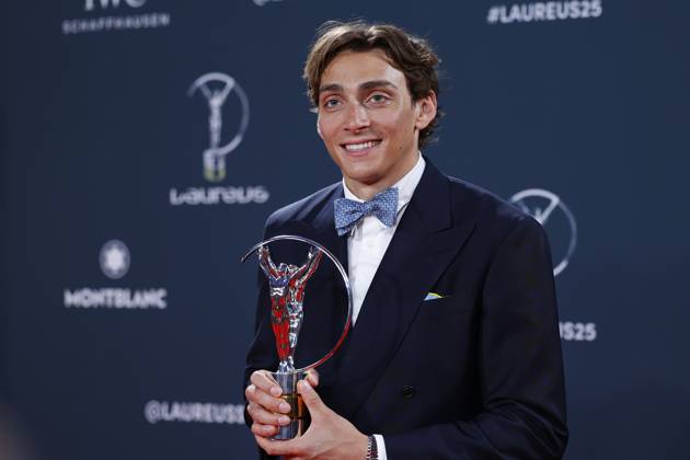 Bilder des Jahres 2025, Sport 04 April Sport Themen der Woche KW17 Sport Bilder des Tages April 21, 2025, Madrid, Madrid, SPAIN: Armand Duplantis poses with the award during the Laureus World Sports Awards Madrid 2025 at Palacio de Cibeles April 21, 2025 in Madrid, Spain. Madrid SPAIN - ZUMAa181 20250421_zaa_a181_262 Copyright: xDennisxAgyemanx