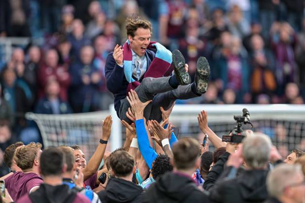 Bilder des Jahres 2025, Sport 04 April Sport Themen der Woche KW17 Sport Bilder des Tages 21st April 2025; Turf Moor, Burnley, Lancashire, England; EFL Championship Football, Burnley versus Sheffield United; Manager of Burnley Scott Parker is thrown into the air by his players during the celebrations after being promoted into the Premier league  ActionPlus12777991 LeexDurkin